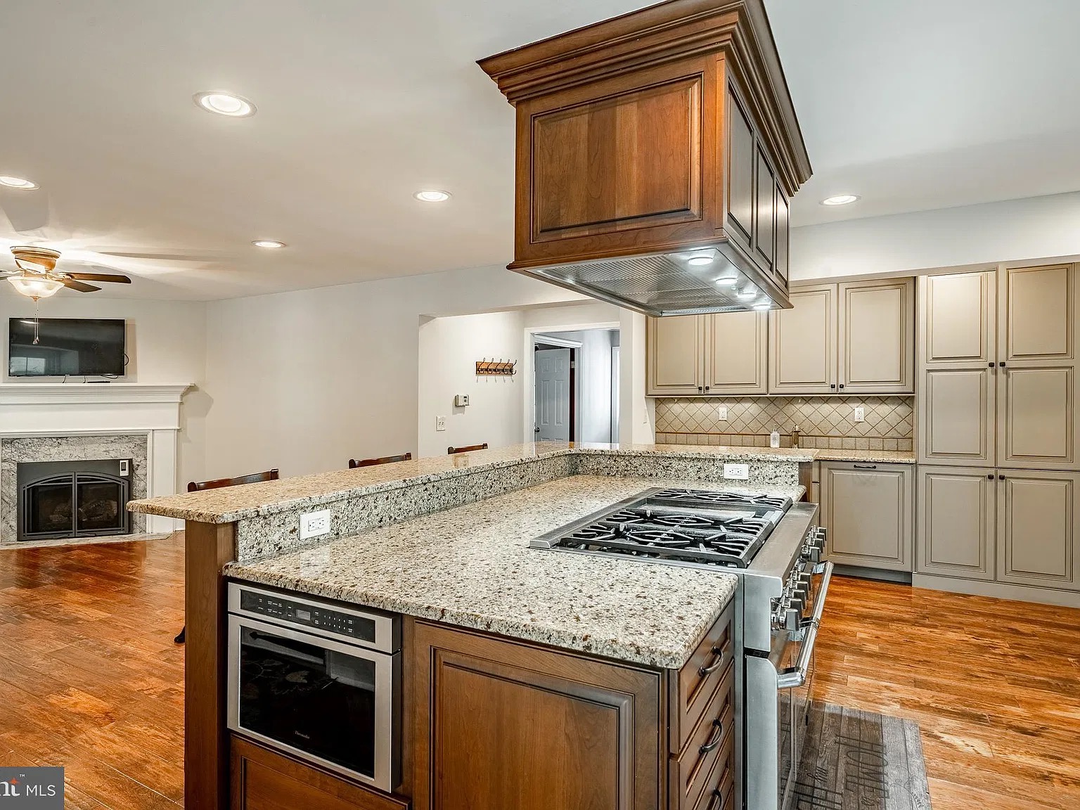 Brighton House — photo 7 Kitchen island with gas cooktop